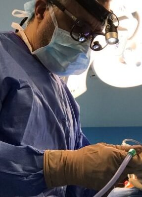 dr simon con los ultrasonidos operando